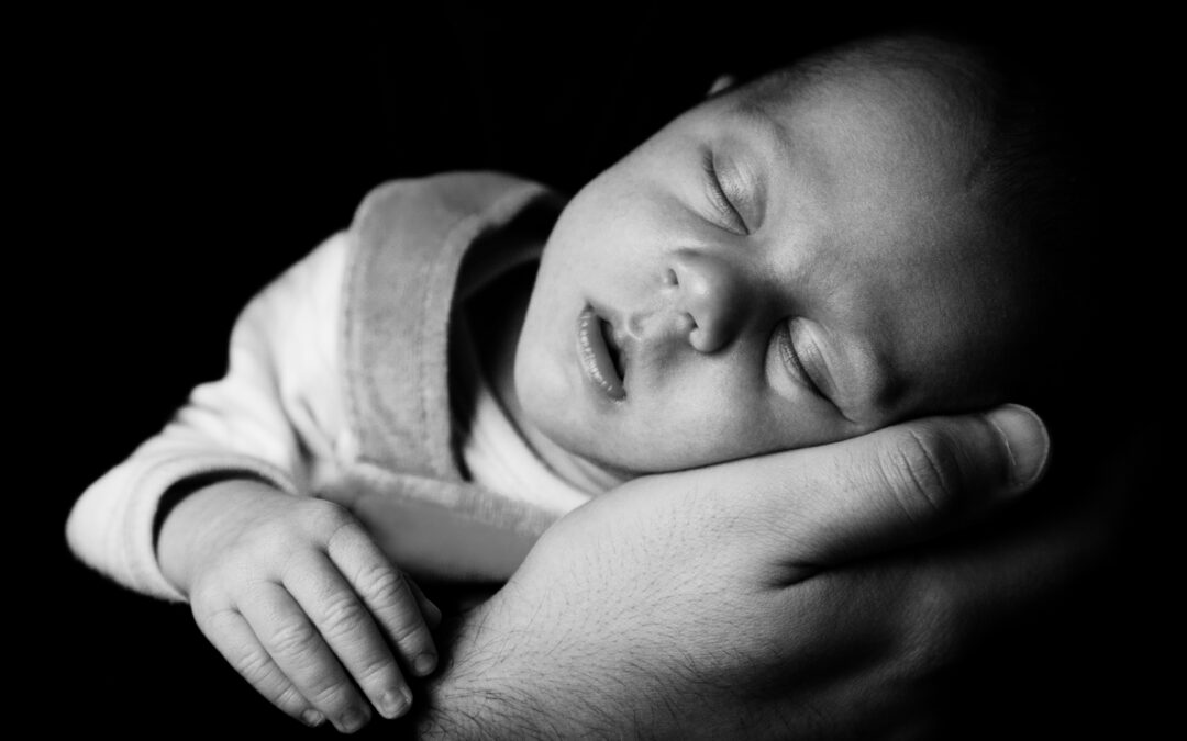 sleeping_baby_on_a_hand_199952
